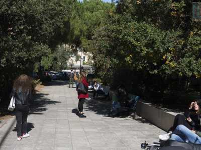 Sulla destra per� si aprono le prime aree verdi accarezzate dal sole, decisamente pi� piacevoli alla vista. Tra panchine e alberi rigogliosi diversi giovani si godono l'ultimo calore autunnale